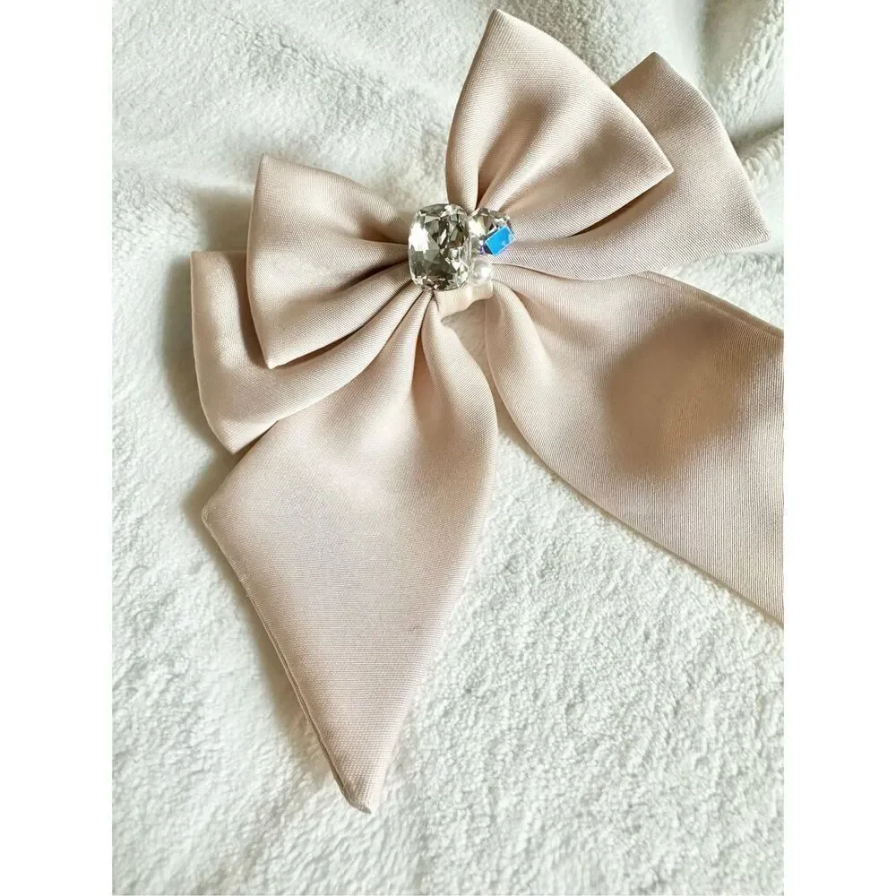 Light pink hair bow clip with super sparkly rhinestone and embellishment ￼